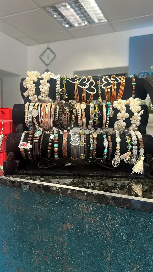 Auswahl handgefertigter Armbänder aus Perlen, Leder und Naturstein