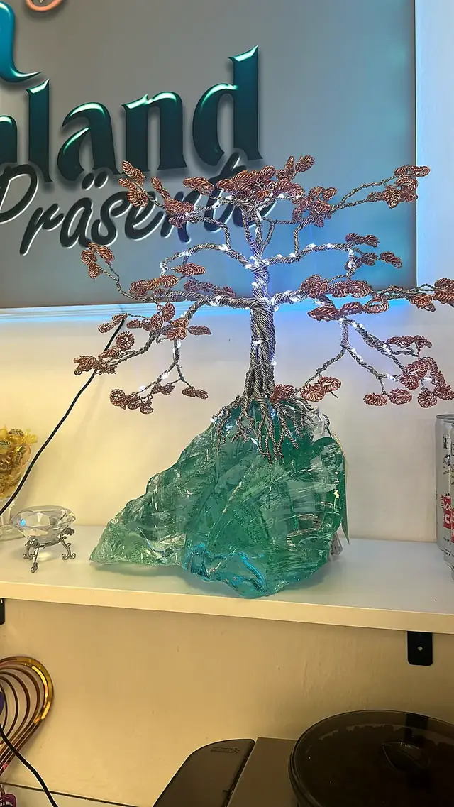 Handgefertigter Drahtbaum mit Kupferblättern, LED-Licht und Glasfelsen