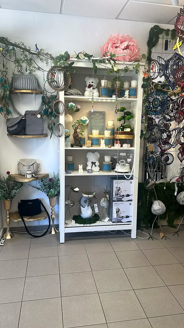 Regal mit Präsenten, gehäkelten Taschen und Deko-Figuren