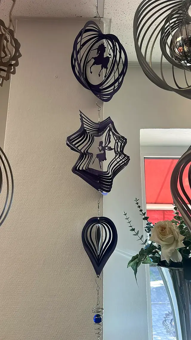 Violette Windspiele mit Einhorn- und Feen-Silhouette